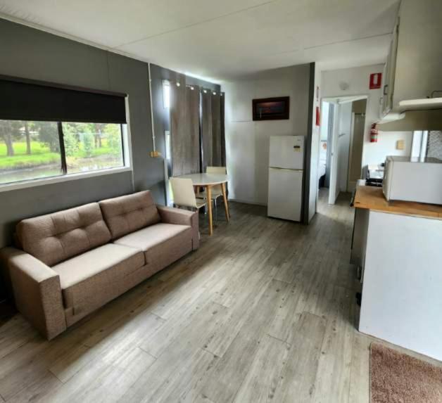 Surfrider Caravan Park Barrack Point Rum bild
